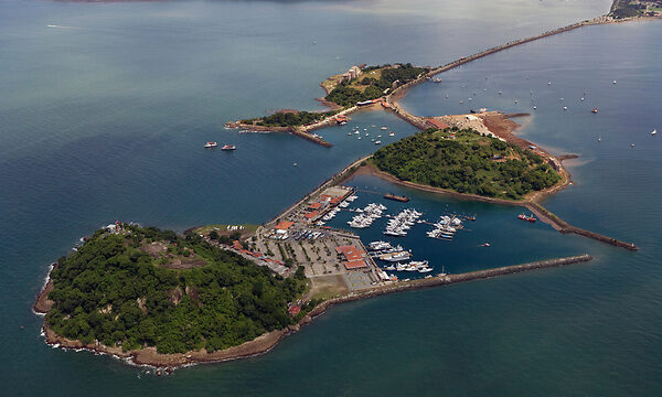 Isla-Flamenca-Panama-Bay-aerial-photo-AHLB5431